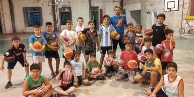 Entrega de pelotas de fútbol y básquet al Club Juventud