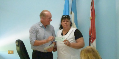 El Intendente entregó 210.000 pesos a los establecimientos educativos locales