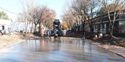 Nueva cuadra de pavimento sobre calle 9 de Julio.  Más de 75 construidas durante la gestión.