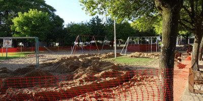 Se eliminan los areneros y se instalan nuevos juegos en Plaza Central San Martín